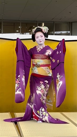 @kuumill | Both maiko and geisha also adorn their hairstyles with a variety of hairpins and ornaments that hang from the hair, called “kanzashi.” The... | Instagram