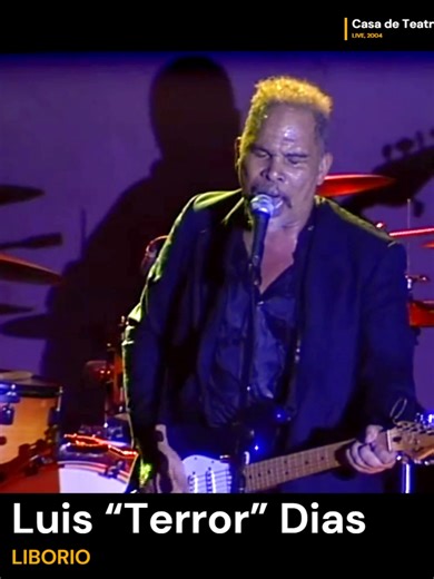 🎸 🇩🇴 🎤 We leave Puerto Rico and enter the Dominican Republic. The chords of José Feliciano’s guitar fade, and ahead of us stands another visceral guitarist, an innovative composer, a creator of fusions between traditional rhythms and rock. A sonic architect who defied dictatorship, melting ancestral folklore into the acid of Dominican urban rock. In the early 1980s, he chose voluntary exile in New York. It was more than a change of scenery; it was a necessary rupture, a leap into another way