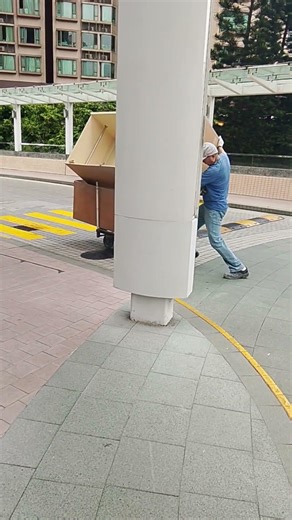 A man pushing the empty boxes #shortvideo #boxes #pushingattacks