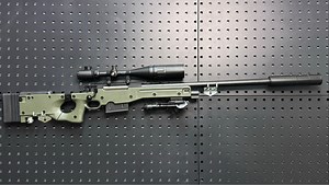 【军绿色AWM 全金属钢制拉栓 金属24倍镜】 金属弹匣 金属枪管 金属内管 金属消音 金属红外 金属上下导轨 金属堵头 全金属支架 金属扳机 金属拉栓尾顶保险