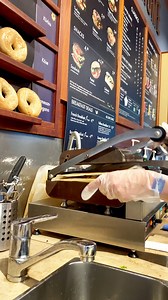 5.5K views · 37 reactions | 4️⃣ COFFEE FELLOWS ☕️ Hereinspaziert bei @Coffee Fellows Austria (Salzburg) im FORUM 1! 殺 Hier bekommt ihr heiße Kaffeespezialitäten, leckere Bagelsandwiches und andere köstliche amerikanische Snacks und erfrischende Drinks. Ein Besuch lohnt sich allemal!  #FORUM1 #gastro #special #coffeefellows #coffee #bagel #food #dinks #shopping #center #salzburg | FORUM 1 Salzburg | Facebook