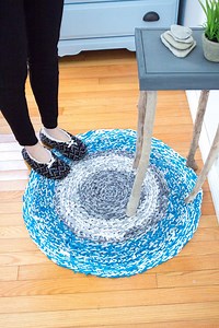 DIY Rag Rug: How to Finger Crochet a Circular T Shirt Rug