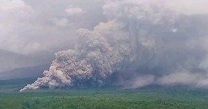 Vulkan Semeru spuckt 2000 Meter hohe Aschesäule