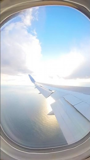 飛行機の窓からの眺め：日差しと海/Airplane Window View: Sunlight & Ocean