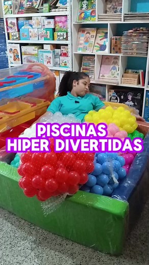 Diversión en piscinas de pelotas para niños