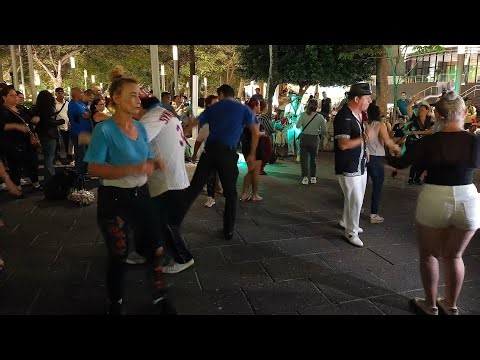 disfrutando del baile en el centro histórico de El salvador 🇸🇻🎉🎉