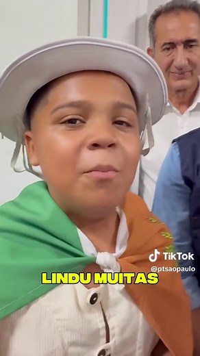 Sabadou com a beleza da nossa literatura de cordel! Esse é o jovem cordelista Pedro Gustavo, da pequena cidade de Amparo de São Francisco (SE). Com muita determinação e talento nato, ele emocionou a todos ao declamar seus versos para o @Presidente Lula É o Nordeste mostrando a força e a riqueza da nossa cultura popular! 🌵❤️