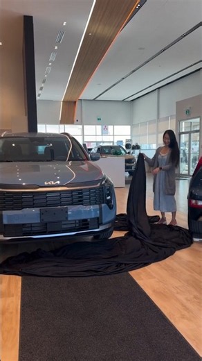 Unveiling her brand-new Kia Sportage in Heritage Blue 💙