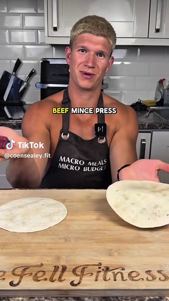 MACRO FRIENDLY SLIDERS 🍔 If you like quick and easy recipes, make sure you drop me a cheeky follow! There’s more on the way! Macros (for 2 sliders) 477 kcal • 48.8g carbs • 18.2g fat • 31.7g protein What’s in it: ✅ Veggie Shreds Australian Coleslaw 15g ✅ Street Tortilla Wraps 56g ✅ Doritos Nacho 5g (for crunch!) ✅ Crispy Chicken Spice Mix 7g ✅ Extra Lean Chicken Sausages 128g ✅ Light Tasty Shredded Cheddar 20g ✅ Peri Peri Mayonnaise 10g Original creator: @davefellfitness Ps - he’s a ripper blok