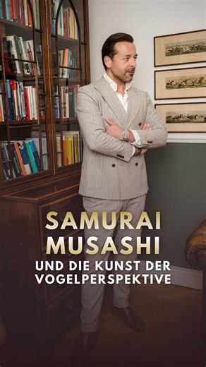 Der legendäre Samurai Miyamoto Musashi gewann der Überlieferung nach über 60 Duelle, ohne je eines zu verlieren. Sein Geheimnis? Er war nie wirklich im Kampf, er beobachtete sich selbst aus der Vogelperspektive, als wäre er Zuschauer des eigenen Handelns. Diese Technik des „Rauszoomens“ ist weit mehr als eine Meditation oder ein spiritueller Trick. Sie ist eine kognitive Strategie, die dich in hitzigen Situationen überlegen macht. Denn wenn du emotional involviert bist, schrumpft dein Blickfeld 