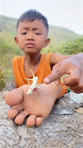 Survival Skills 👢👟👢👟: SMART idea and USEFUL with single mom #bushcraft #camping #outdoors #useful