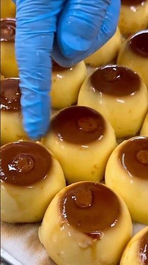 1973年創業の老舗和菓子屋さんがつくる、ぷるぷるの焼きプリンをそのまま大福で包む和と洋が混ざった斬新なスイーツ。常温でぷるぷる食感、半解凍だともっちりとシャーベットの両方の食感を楽しめる。