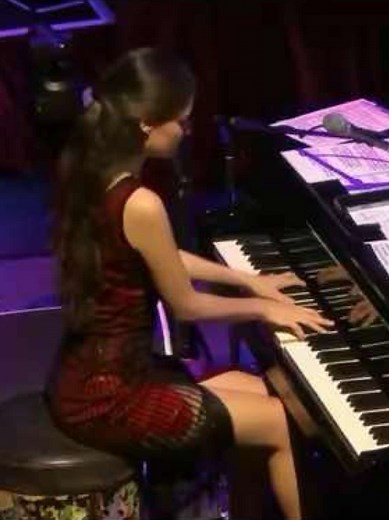 Happy New Year! 🥂✨ New video on YouTube❕🔗 in bio It has been a year full of highlights and the concerts at the Royal Albert Hall with Jools Holland were certainly one of them. Thank you. 🤍 ・ ・ ・ #ladyva #boogiewoogie #boogiewoogiepiano #piano #publicpiano #blues