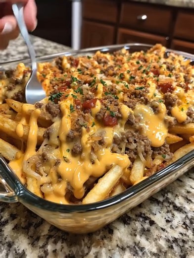 🍔🍟 Cheeseburger French Fry Bake 🧀 Layers of seasoned beef, crispy fries, melted cheddar, and creamy sauce in one epic casserole! INGREDIENTS: 2 lbs ground beef 1 bag (28 oz) shoestring French fries ...... Full Recipe in Coʍmеոτ 💬 | Recipes by Padma