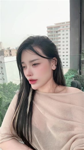 Những vết thương ấy không rách da rách thịt... Nhưng nó lấy đi sự hồn nhiên, lấy đi niềm tin, lấy đi cảm giác an toàn mà mình từng có.. Nó khiến mình dè chừng hơn, im lặng nhiều hơn, và học cách dấu cảm xưc kỹ hơn..!!#xuhuonghashtag