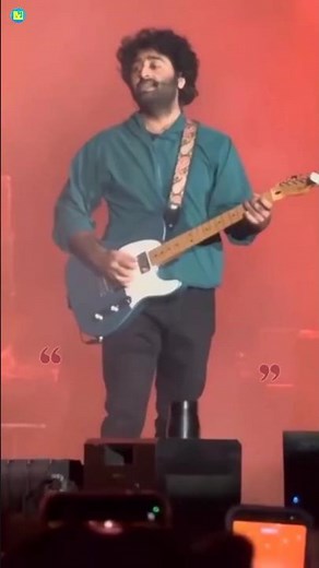Apna Bana Le Piya ❤️🥰| Arijit Singh Live Singing in Concert | Lyrics M1 #apnabanale #arijitsingh