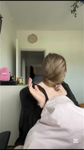 Chica con cabello envuelto en la cara