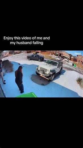 Notice how my 9 month pregnant self never dropped my drink tho😏 #fypシ゚viral #fyp #foryou #foryoupage #marriagehumor