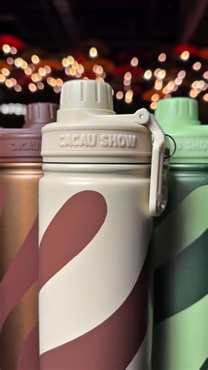 Revenda Cacau Show on Instagram: "Tem novidade pra turbinar suas vendas! 😍✨ Agora a Cacau Show tem uma coleção de acessórios pessoais que seus clientes vão amar! Começando com essa garrafa térmica de 500ml, disponível em três cores diferentes, mas tem muito mais: bolsa, chaveiro, pin... também já estão disponíveis pra você oferecer e lucrar ainda mais! Aproveite pra apresentar essa novidade e encantar seus clientes com estilo! #cacaushow #vendadireta #revendedores #acessorios"