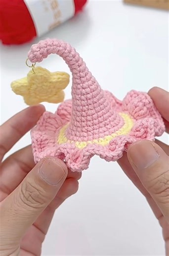 Looking for a cute and beginner-friendly crochet project? This fairy star hair clip tutorial is simple, fun, and perfect for practicing basic stitches like single crochet and increases. With clear steps and a small hook size, even beginners can follow along and finish a magical accessory. Great for gifts, kids’ hair accessories, or just adding a dreamy touch to your handmade collection. Written pattern link is in the comments section below 👇 #BeginnerCrochet #EasyCrochet #CrochetHairClip #Fairy
