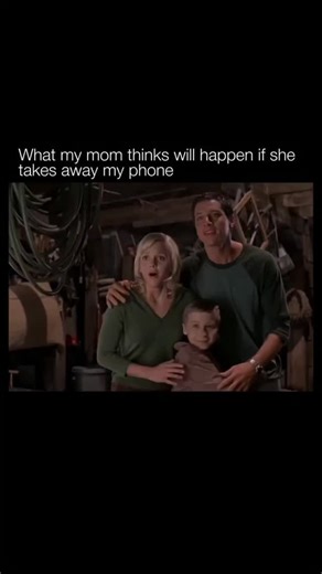 Barlin Boss on Instagram: "😂 Scary Movie 3 shifts the franchise from gross-out shock humor toward a more slapstick, spoof-heavy style, largely thanks to director David Zucker. The movie parodies early-2000s horror and sci-fi films like *The Ring*, *Signs*, and *8 Mile*, mashing them together into an absurd storyline centered on a mysterious videotape and an alien invasion. Anna Faris returns as Cindy Campbell, leaning hard into physical comedy and exaggerated innocence, while the jokes come fas