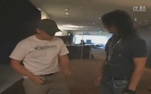 硬币入可乐 by Wayne Houchin & Criss Angel 超凡魔术师 韦恩.霍钦 不用准备不用set完全即兴的硬币入可乐 效果炸裂 强烈推荐