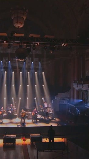 Paul Carrack - Over My Shoulder (Live at Victoria Hall) "Over My Shoulder" es una canción de pop rock del grupo de rock británico Mike The Mechanics. | AVTV Music Video