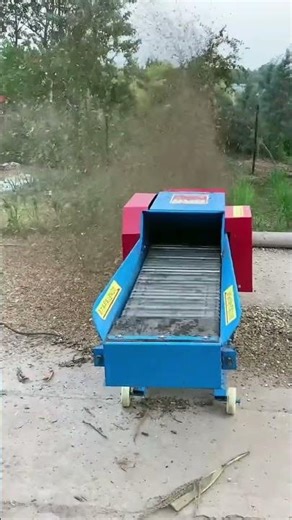 Starke Häckselmaschine im Einsatz | Holz & Pflanzenreste schnell zerkleinert#silage #farming