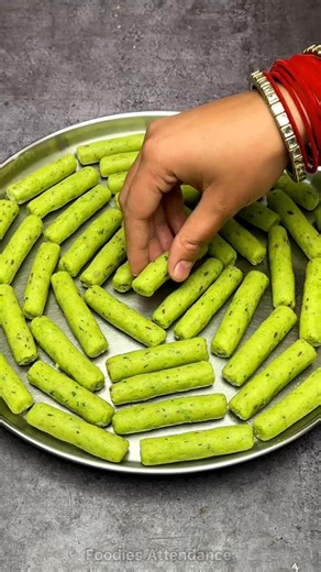 Foodies Attendance on Instagram: "घर में रखें सामान से बनाएं क्रिस्पी और टेस्टी स्नैक्स Snacks Recipes Ingredients सामग्री मटर Pea - 1 Big Bowl हरा धनिया Green Coriander अदरक Ginger - 1 inch लहसुन Garlic - 8 to 10 Cloves हरी मिर्च Green Chilli - 5 to 6 तेल Oil - 2 Big Spoon हींग Asafoetida - 1/4 tsp जीरा Cumin - 1 tsp सूजी Semolina - 1 Cup (200 gm) पानी Water - 2 Cup नमक Salt - 1.5 tsp गरम मसाला Garam Masala - 1/2 tsp उबले हुए आलू Boiled Potatoes - 100 gm #snacks #CrispySnacks #food #foodie #coo