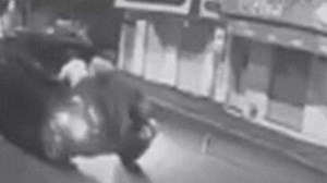 Brazil: Armed robbers 'strap people on car roofs' as human shields as they hit several banks in Aracatub