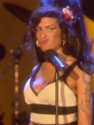 Amy, hoje você faria 43 anos. É impossível deixar esta data passar sem lembrar da força, do talento extraordinário e da presença única que você trouxe para o mundo. Sua voz inconfundível e sua entrega à arte marcaram gerações de um jeito inesquecível, mas é a sua essência que continua inspirando tanto carinho. Você foi uma artista genial e uma mulher extraordinária, de uma generosidade e de uma luz que o tempo jamais vai apagar. Meu respeito, meu amor e minha admiração por quem você foi e pelo l