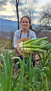 Leek dolma stuffed with flavorful meat and rice – a delicious village-style dish! 🥬🍛✨ #TraditionalFood #AlbanianCuisine #HomeCooking | Albanian Village Life