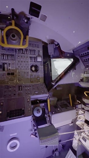 The cockpit of the Lunar Module LM-2 アポロ月着陸船 Lunar Module LM-2の操縦室 Smithsonian スミソニアン航空宇宙博物館
