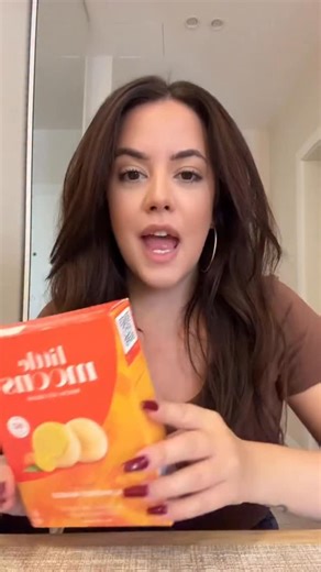 Isprobavam Little Moons mango mochi 🍋🍡 Inače uvijek uzimam onaj WAO mochi, ali ovaj put sam u Albaniji našla novi brend i morala da probam! Spoiler alert: najgori ukus do sad 😅 #mochi #littlemoons #mangomochi #tasteTest #foodie #foodreview | Maja Jeremic