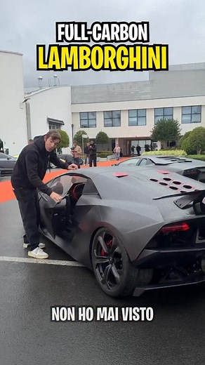 NON ho mai visto così TANTO CARBONIO su un’AUTO 😳🔥 Dalla carrozzeria agli scarichi in ceramica e vetro, questa hypercar è un capolavoro d’ingegneria. Pesa appena 999 kg, ha 570 CV e fa 0–100 in 2.5 secondi. Solo 20 esemplari prodotti, e l’80% della macchina è interamente in carbonio. Un’auto nata per la pista, ma che qualcuno è riuscito a immatricolare… in Italia! 🇮🇹 👇 La guideresti mai su strada o solo in pista? #Dallara #DallaraStradale #Hypercar #AutoDaCorsa #Carbonio #Supercar #AutoDiLu