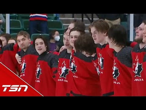 Must See: Canada receives gold medals, sings 'O Canada'