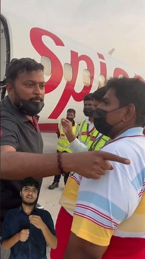 spicejet के फ्लाइट अटेंडेंट पर ग़ुस्सा हुए यात्रीSpiceJet ke flight attendant per gussa Yatri#short