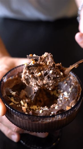 Guilherme Araujo / Gui Tank on Instagram: "Ferrero Rocher Fit & Proteico 🤤💪🏼🍨🍫 PENSAAAAA NUMA RECEITINHAAAA PRIME! Simples, fácil de fazer, saudável e lotada de proteína! 🙏🏼 Você precisa fazer isso em casa! 10/10 ❤️ Destaque especial pro protetor da Sophia kkk @cruzbodybuilderpro mestrão é embaçado! Marca o @ que tá te devendo um desses?! 😘🥰 Ingredientes pra cada potinho👨🏻‍🍳👩🏻‍🍳 - 10g biscoito de arroz - 100g iogurte grego zero - 5g de cacau em pó 100% - 20g whey protein chocolate
