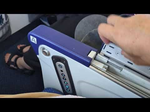 💺ANAのA321の12A席は、目の前が壁 テーブルは肘置きから出てくるタイプたった