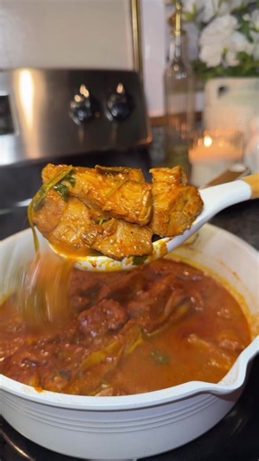 Deliciosa carne de puerco en salsa roja para la cena