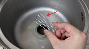 In the kitchen sink, Put a curtain hook, It's really awesome ， Life Hacks #tips https://youtu.be/a2AYCtx15is 在廚房洗碗池中放一個窗簾掛鈎，真是厲害了，好多人不知道有啥用，看完快試試 In the kitchen sink,Put a curtain hook,It's really awesome,窗帘挂钩 | 美食彩味 明玥美食 小玥厨娘 | Facebook