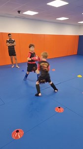 A little bit of sparring from today's 5-7 year olds Kickboxing class in Bromley. Brazilian Jiu-Jitsu MMA Kickboxing Wrestling Our kids' classes are renowned and comprehensive. At @newwaveacademybromley Or @newwaveacademycroydon Bring your kids along for a FREE trial ages 5-15, and our expert team of coaches will take care of them. . . . . MMA | BJJ | NoGi | Wrestling | Boxing | Muay Thai | Yoga | Kids Classes | Open 7 days a week❗️ Book your FREE trial with us (Link In Bio) ➖️➖️➖️➖️➖️➖️➖️➖️➖️➖️➖