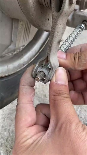 Preventing Loose Wheel Nuts With Spring And Bolt