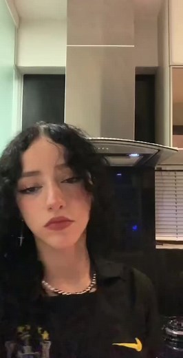 Kika Biscoitando e Dançando: Divertindo-se com Amigos