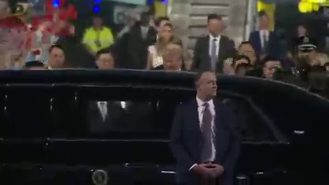 本次特朗普访华的总统专机，飞行了16 小时，途中用餐3次。途中，随行记者晒出了总统专机上的飞机餐。其中春卷、幸运饼干，极其亮眼。美国总统专机“空军一号”（Air Force One）上的餐食标准极高，以高营养、分量足、个性化和极高安全性为特点，由机上的现役空军人员精心准备。空军一号的营养标准是在确保顶尖健康标准（高蛋白、适量脂肪、丰富维生素）的基础上，最大限度满足总统的口味偏好和心理舒适度。其营养标准并没有统一的，而是随着总统的饮食偏好和当时白宫倡导的健康理念而变化。为了保证高度安全性，餐食由美军特勤人员负责，确保从食材采购到制作完成的整个流程安全受控。所有食物需通过严密的安全检查，严防任何可能的健康威胁。食物原材料均采用最高等级，且多由机上厨房即时烹饪，而非商业航班使用的预制加热餐。“空军一号”不仅服务总统，其厨房还能为机上的白宫工作人员、总统顾问和记者等约100人提供餐饮服务。这些餐食不仅美味，而且在长期长途飞行中提供稳定的能量，确保机上人员在紧张的工作中保持状态。空军一号今晚落地北京后，特朗普同志确实该吃点真正的中国面了。😂牛肉炒面＋春卷＋幸运饼干＋无糖气泡饮：总计（估算）热量