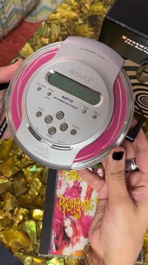 ⭑ geraldine ⭑ on Instagram: "Sony D-CJ01 CD Walkman 🚶🏻‍♀️‍➡️💿✨ the perfect portable cd player to show off all that art on discs!! + it sounds amazing as well, even tho I didn’t show that aspect too well here hahaha! • • • #cdcollection #physicalmedia #sony #walkman #discman #hifi #vintageaudio #smashingpumpkins"