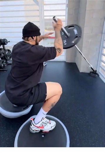 BINKY Double bosu ball #balance chest presss tosses arm to arm in sumo SQUAT held & bosu balanced barbell heavyweight backrows #fyp #foryoupage #gym #power