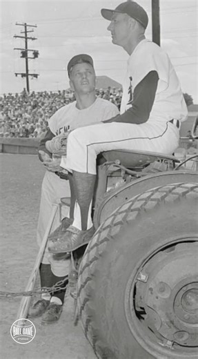 No security guards. No media scrum. Just the HR King and Mr. Tiger hanging out on a tractor in Lakeland. A humble moment before the season’s grind began. #BaseballHistory #MLB #GoldenEra