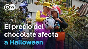 Alertan sobre un Halloween con menos chocolate La unidad agro del banco Wells Fargo alertó que el precio del cacao se ha más que duplicado desde comienzos de 2024. Entre los factores, apunta al clima y los aranceles de Trump a países productores. Wells Fargo cree que en Halloween, los consumidores estadounidenses podrían optar por dulces con menos chocolate. | DW Español