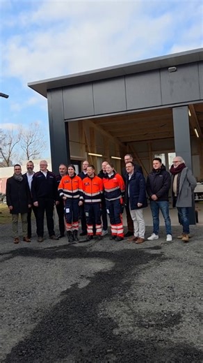 Landkreis Fulda on Instagram: "🚑 Der Landkreis Fulda erweitert in diesem Jahr die notfallmedizinische Versorgung 🚑 Wesentlicher Bestandteil sind drei Wachen-Standorte in Großenlüder, Hosenfeld (beide Malteser) und Flieden (DRK). Heute wurden die beiden Wachen im Westen des Landkreises vorgestellt. In Großenlüder ist zunächst eine Übergangslösung gefunden worden. Das Malteser-Team hat ein ehemaliges Wohnhaus als Basis. Bürgermeister Florian Fritzsch ist dankbar für die schnelle und unkomplizier